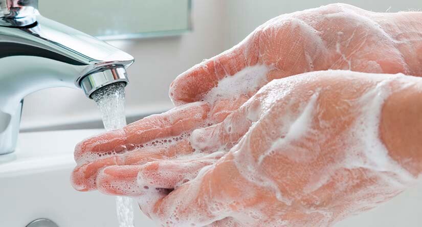 Consigli per la cura della pelle: Come lavare e proteggere le mani Consigli per la cura della pelle: Come lavare e proteggere le mani